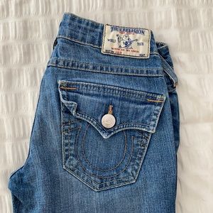 Skinny jeans with slight distressing